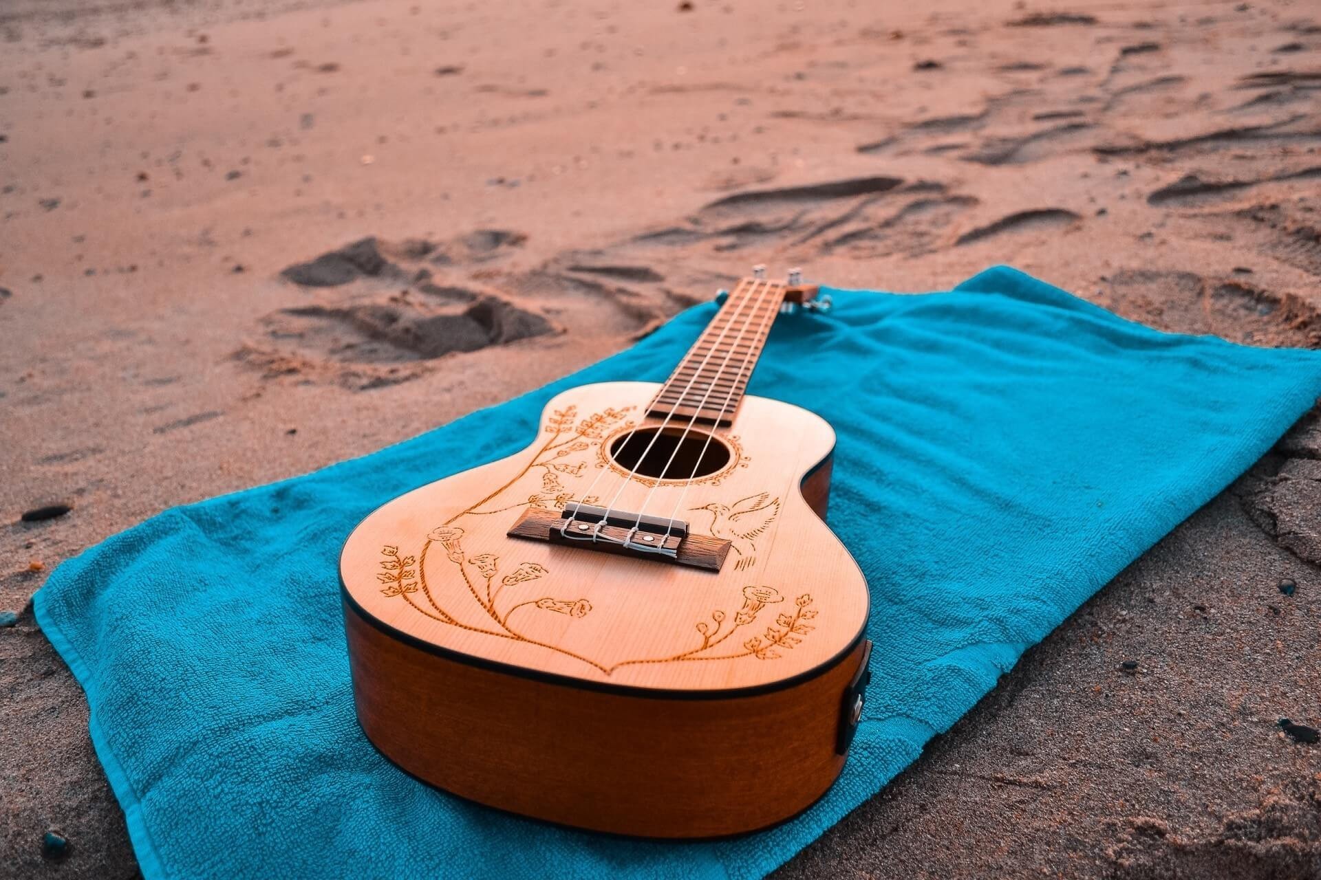 Niezastąpiony letni ekwipunek — czyli jaki powinien być dobry ręcznik plażowy?